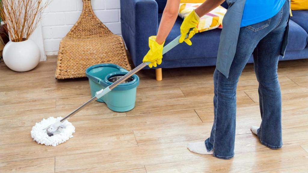 Una mujer limpiando un suelo de madera.