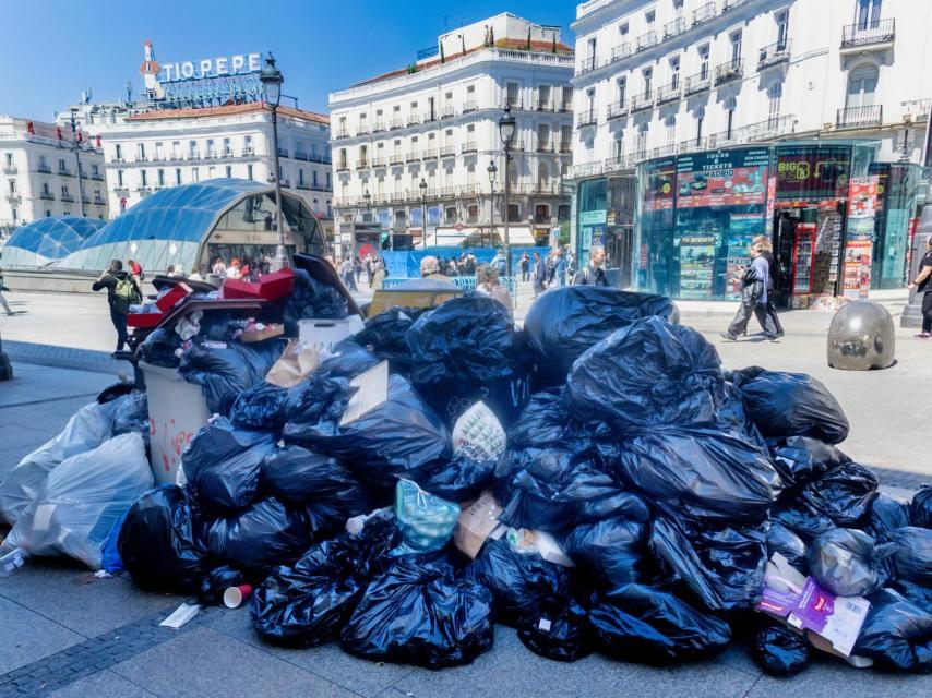 Basura acumulada en la Puerta del Sol, uno de los lugares más turísticos de Madrid.