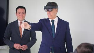 El alcalde de Salamanca, Carlos García Carbayo,  probando las gafas de realidad mixta