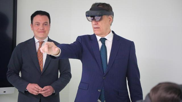 El alcalde de Salamanca, Carlos García Carbayo,  probando las gafas de realidad mixta