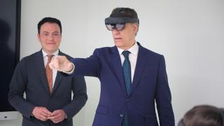 El alcalde de Salamanca, Carlos García Carbayo,  probando las gafas de realidad mixta