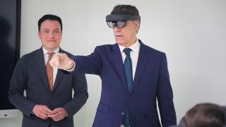 El alcalde de Salamanca, Carlos García Carbayo,  probando las gafas de realidad mixta