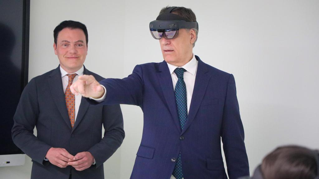 El alcalde de Salamanca, Carlos García Carbayo,  probando las gafas de realidad mixta