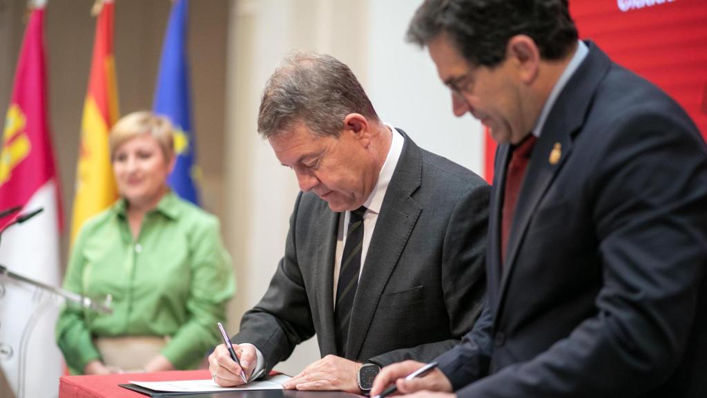 Page y Valverde han firmado el convenio de colaboración.