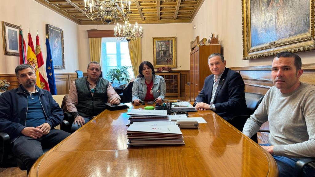 El presidente de la Diputación de Zamora, Javier Faúndez, se reúne con los representantes sindicales de los trabajadores del Centro de Tratamiento de Residuos de Zamora