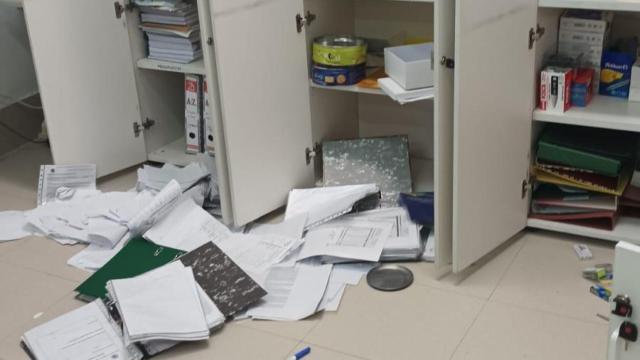 Destrozos en uno de los robos en un colegio de la zona.