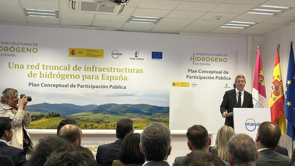 Emiliano García-Page interviene en el acto de Enagás donde presenta su plan de extender la red del hidrógeno en Puertollano (Ciudad Real)