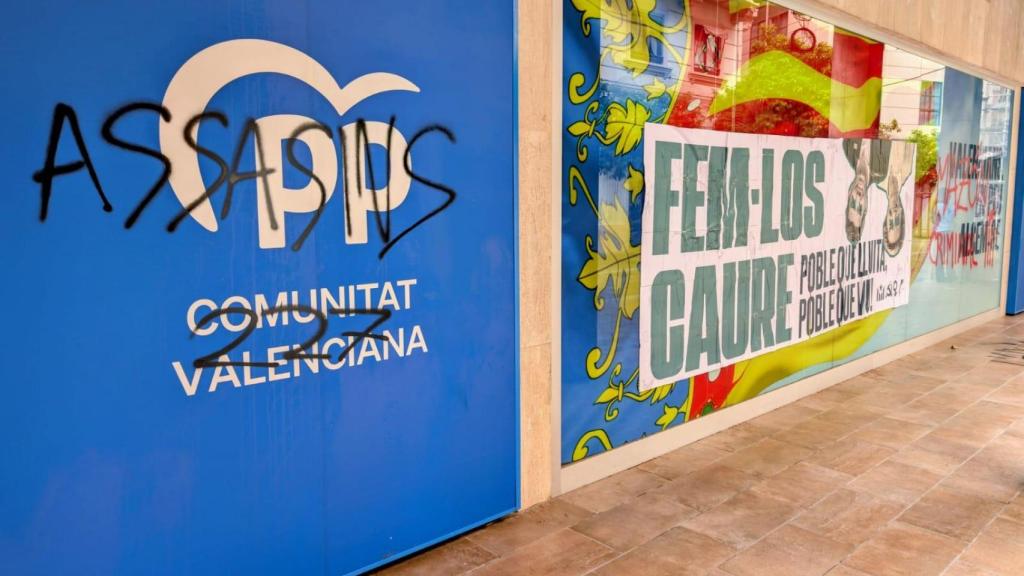 Pintadas sobre la fachada del PPCV. EE