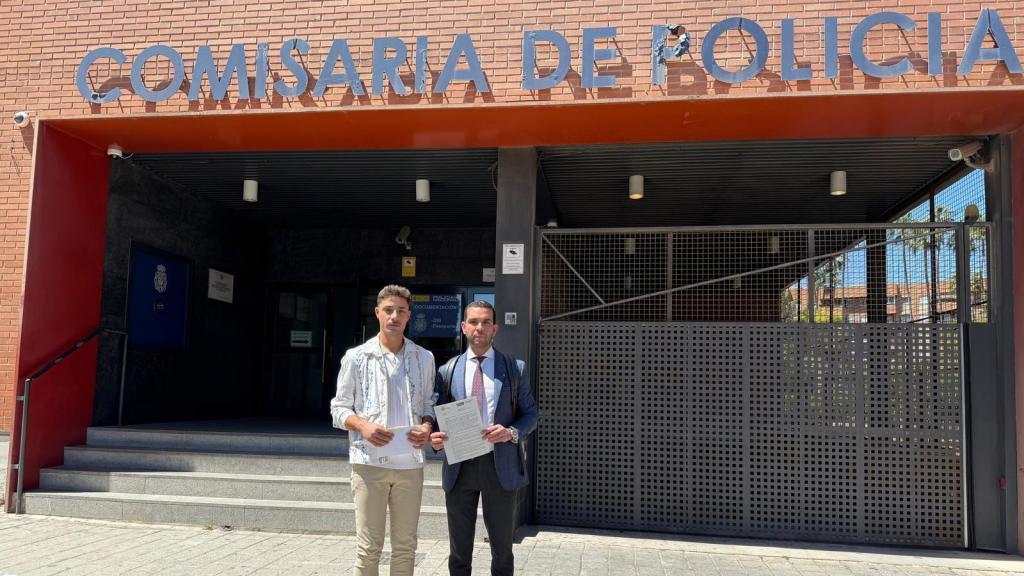 El concejal de Lorquí, Víctor Sáez, este jueves, a la salida de la Comisaría de San Andrés, junto a su abogado Jawad Romaili.