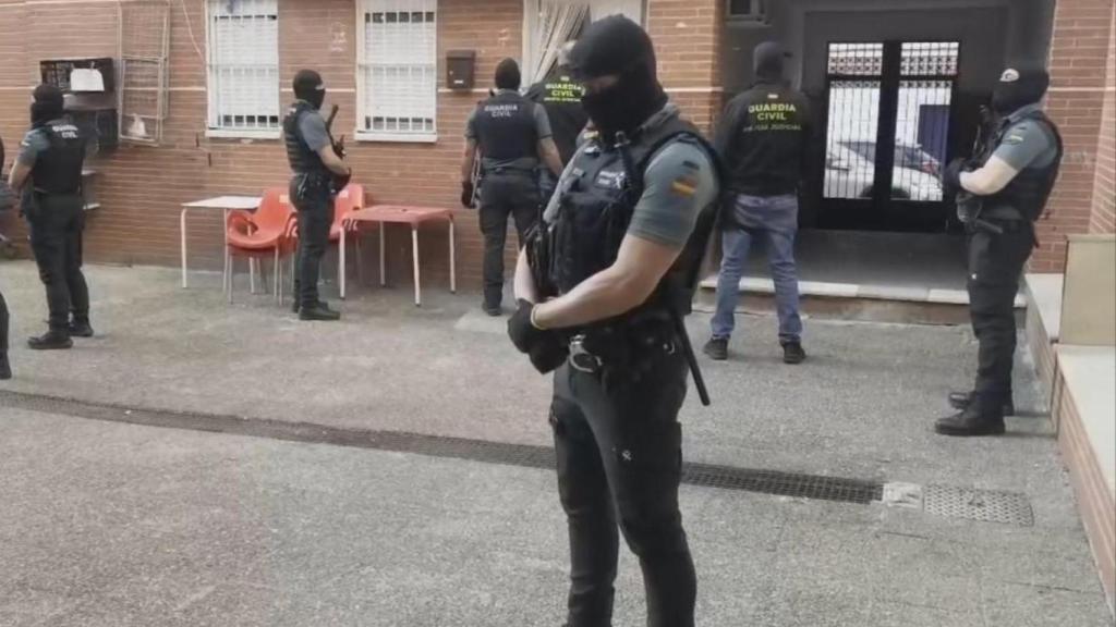 La Guardia Civil durante la detención en Huelva