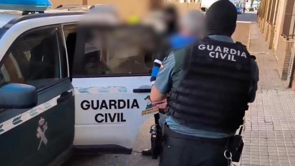 La Guardia Civil en el momento de la detención