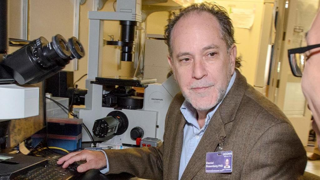 El oncólogo Daniel Rosenberg. (Uconn)