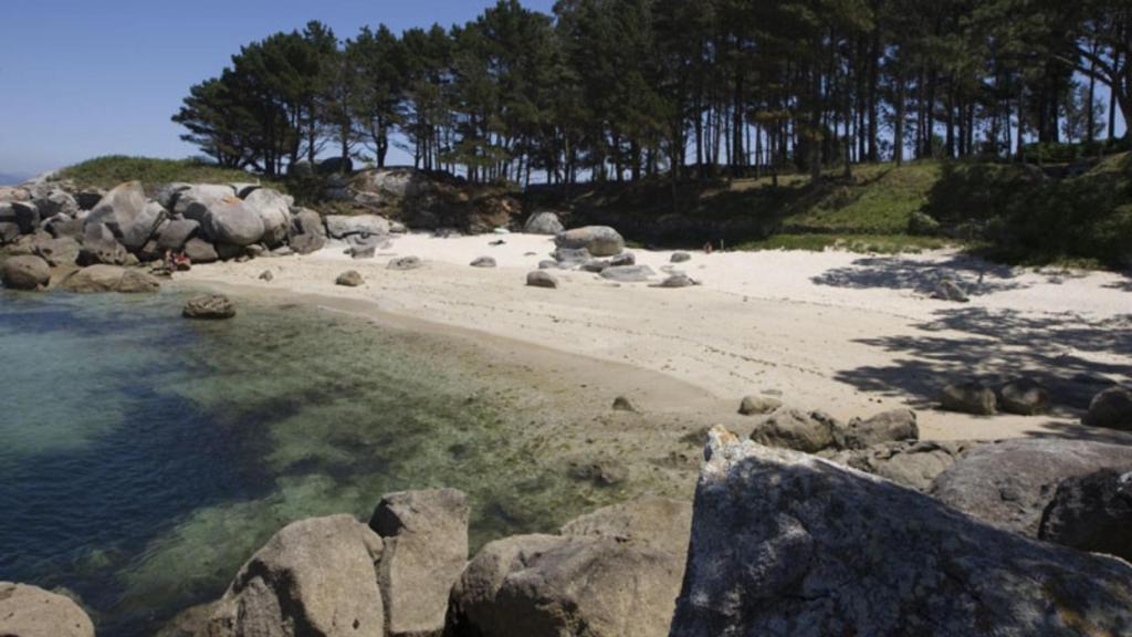 Tonalidades del agua en playa de Pedrón en Bueu (Pontevedra)