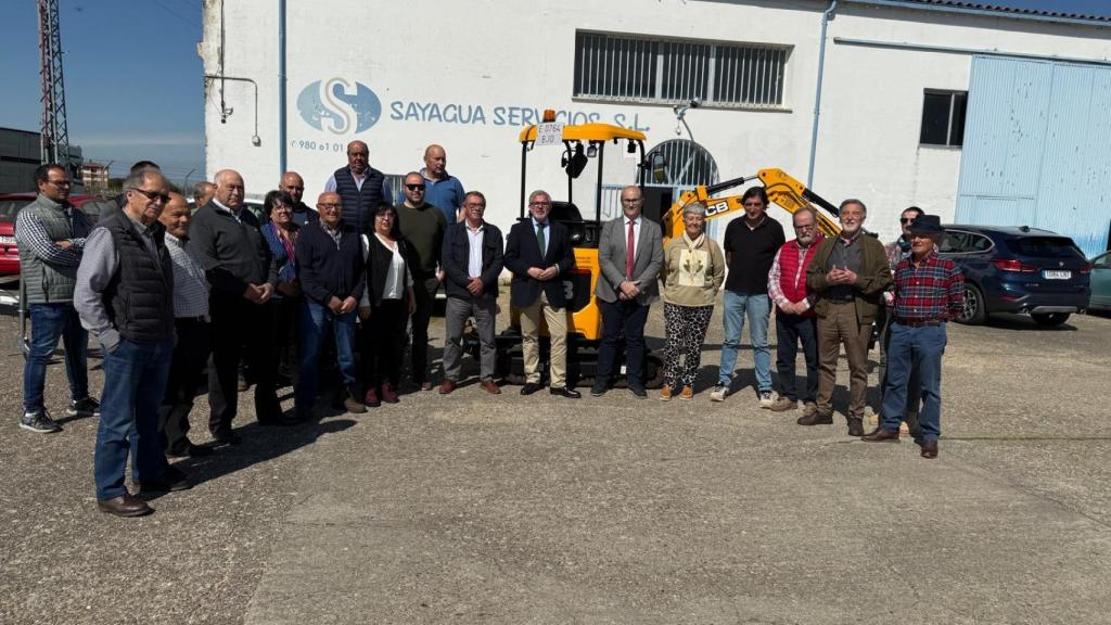 El director de Administración Local, Emilio Arroita; y el delegado territorial de la Junta en Zamora, Fernando Prada; junto a representantes municipales en la presentación de la nueva retroexcavadora