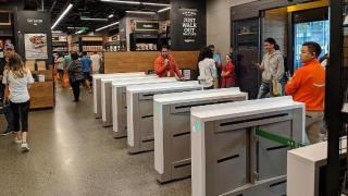 Entrada y salida de una tienda Amazon Go.