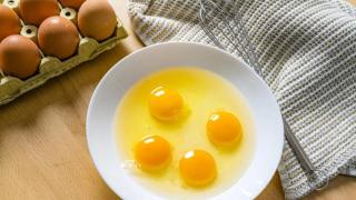 Huevos frescos en la cocina.