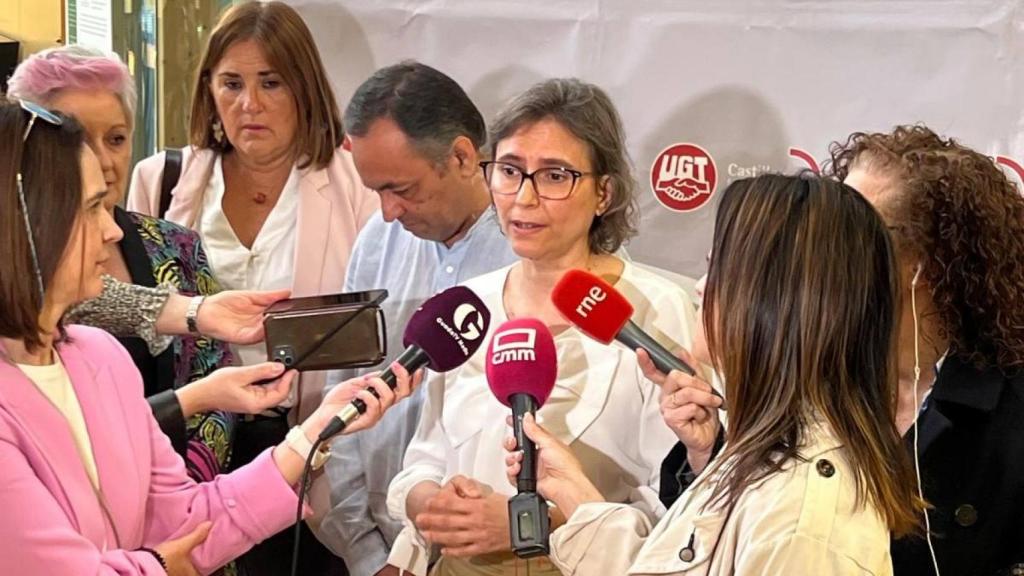 Silvia López, secretaria de Organización y Política Sindical de UGT Castilla-La Mancha, atiende a los medios durante la jornada de 'Seguridad y salud laboral: un compromiso para un trabajo digno y sostenible' celebrada este viernes por el sindicato en Guadalajara