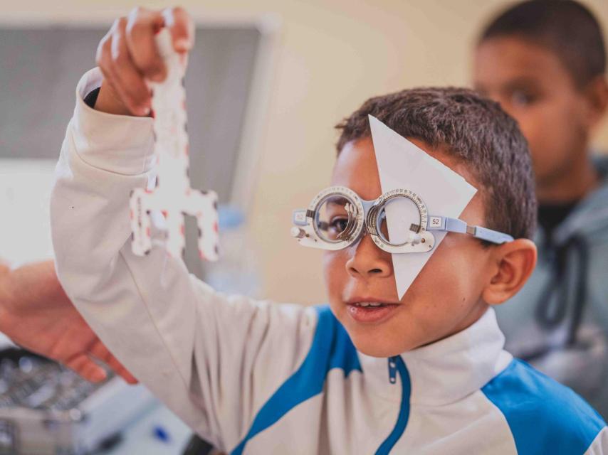 Un niño de Erfoud siendo graduado por las ópticas de La Fundación Alain Afflelou