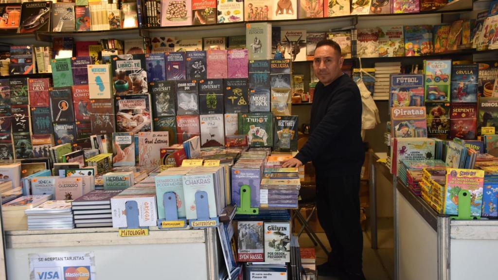 Juan Carlos dentro del puesto de la librería Madrid Books.