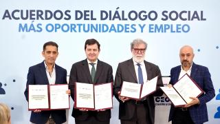 El presidente de la Junta de Castilla y León, Alfonso Fernández Mañueco, junto a los agentes sociales y económicos de la Comunidad, firma los acuerdos adoptados tras la reunión del Consejo del Diálogo Social.