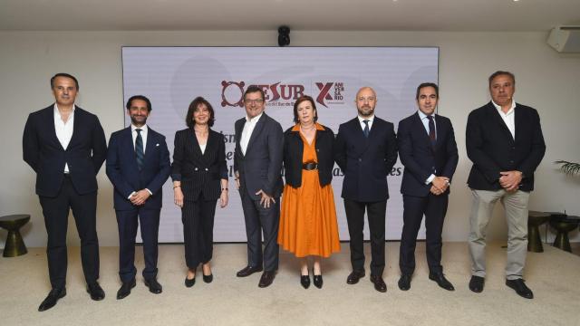 Fotografía de familia de los ponentes en la jornada organizada por Cesur en el Uppery Club.