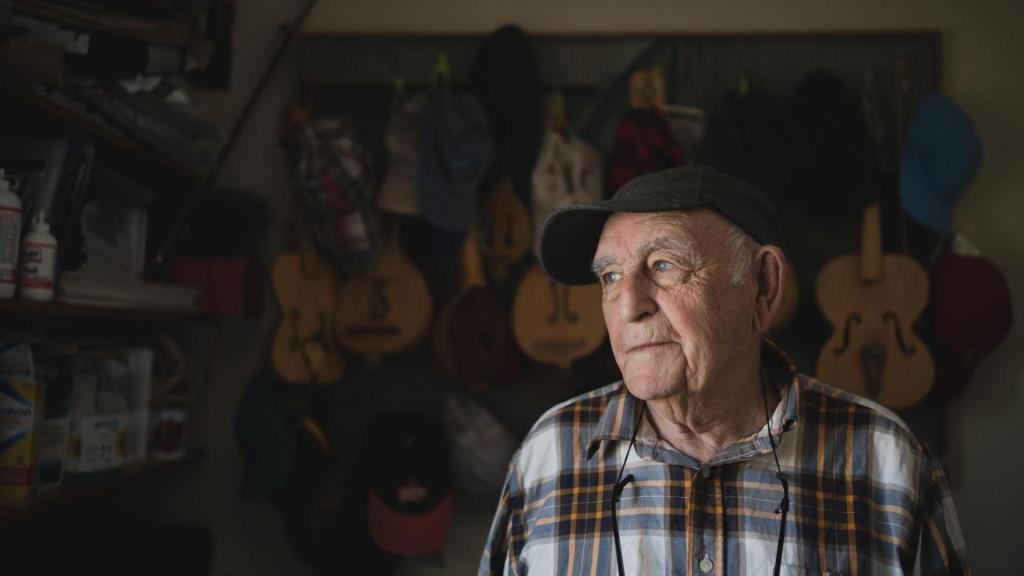 Mateo, en su leonera, frente a los instrumentos que fabrica.