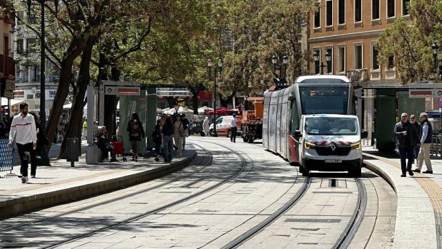 El tranvía, a la altura de César Augusto.