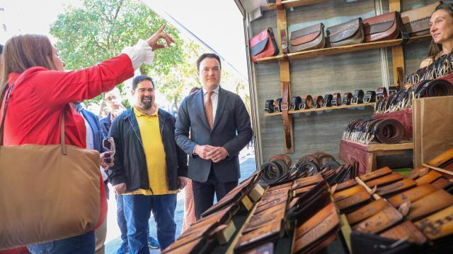 Pedro Martínez Córdoba, junto a miembros de la Federación de Organizaciones Artesanas de Castilla y León (FOACAL) en la visita a la feria