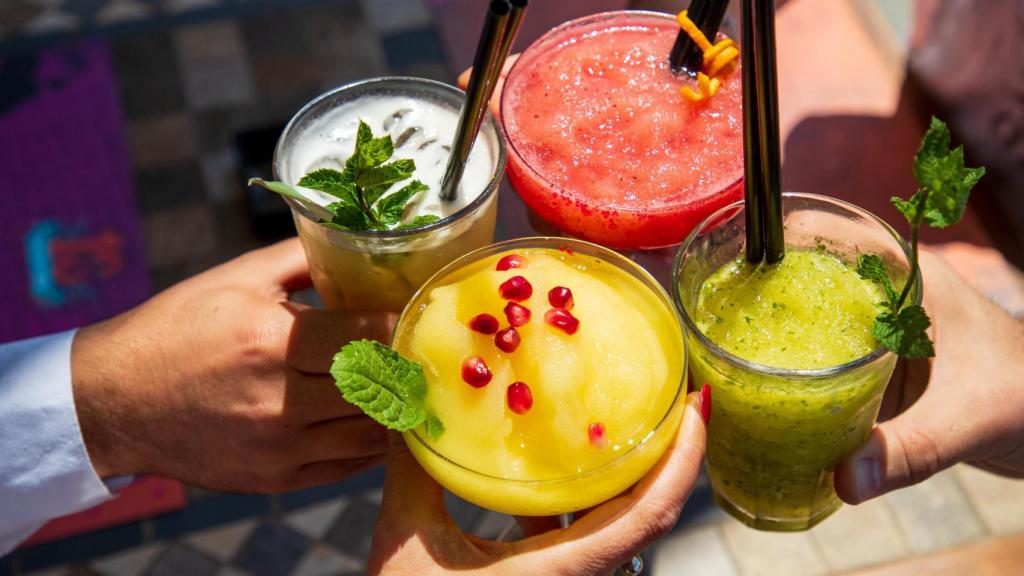 Cuatro cócteles sin alcohol.