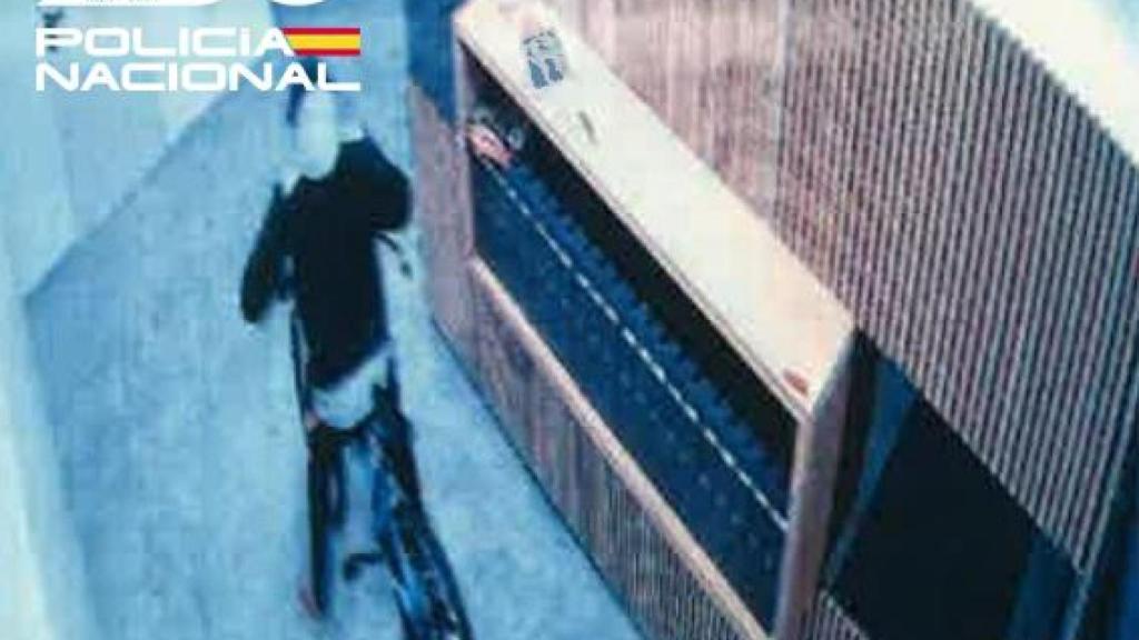 Imagen del presunto autor con una de las bicicletas sustraídas en los trasteros de Burgos.
