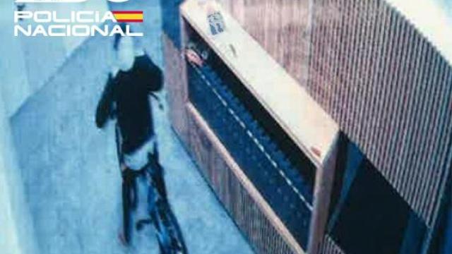 Imagen del presunto autor con una de las bicicletas sustraídas en los trasteros de Burgos.
