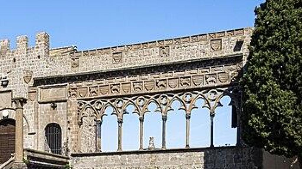 Vista del Palacio Papal de Viterbo sin techo.