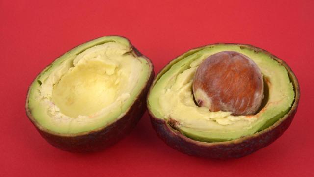 Un aguacate cortado por la mitad.