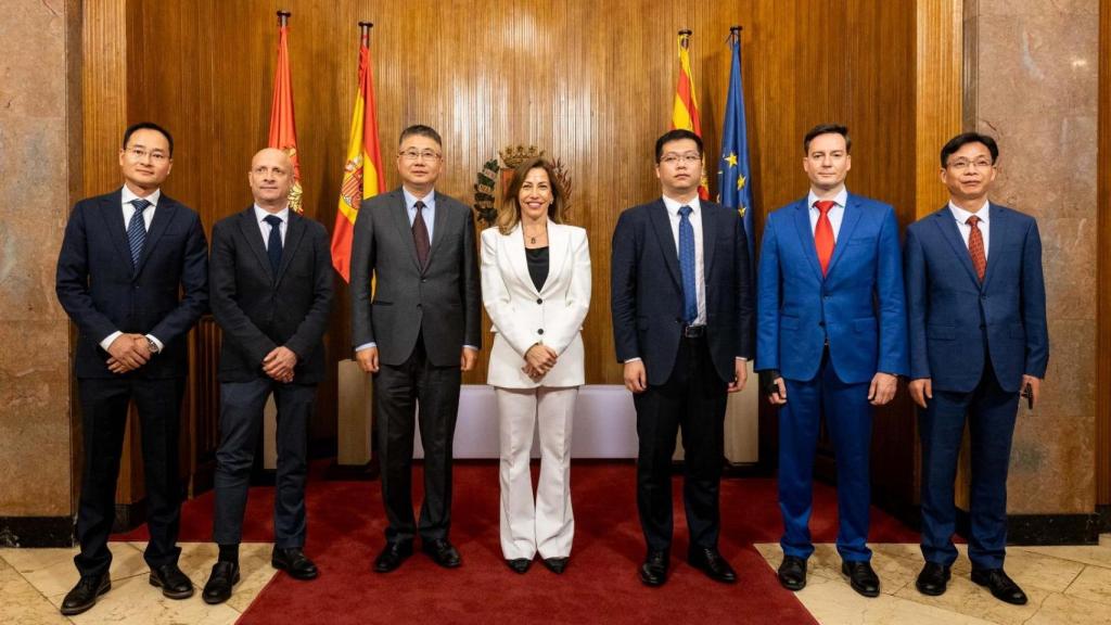 La alcaldesa de Zaragoza, Natalia Chueca, acompañada por Luis Rubio, presidente de TDG Tech y Soft Matches Games, y por el señor Pan, responsable de la división tecnológica del grupo TDG, así como por Lau, presidente ejecutivo del conglomerado Junyao Group.