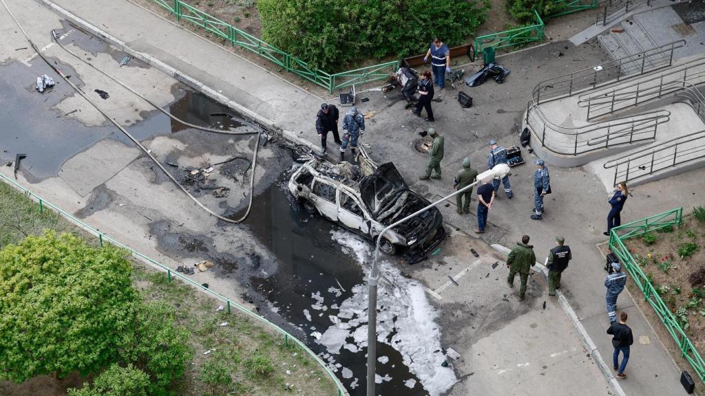 La escena donde ha ocurrido la explosión, con el coche quemado y el cadáver del general ruso.