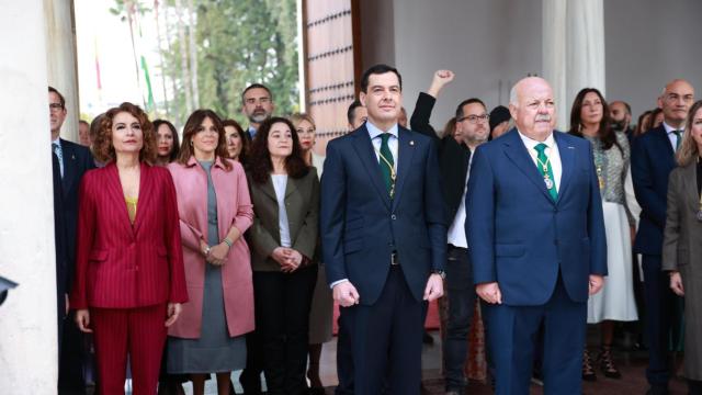 El presidente de la Junta, Juanma Moreno, y la candidata del PSOE andaluz y ministra de Hacienda, María Jesús Montero.