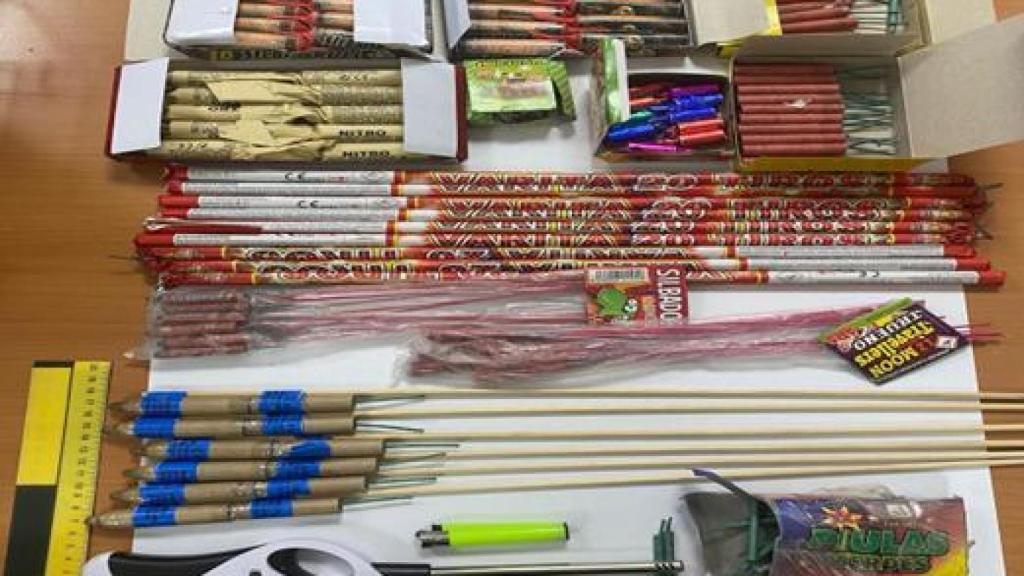 Imagen del material pirotécnico intervenido a los ocupantes de un vehículo en Soria