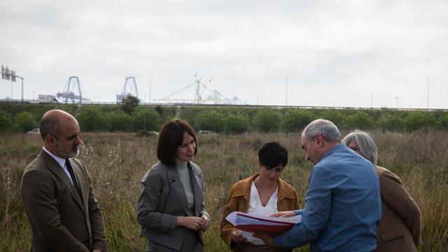 La ministra de Vivienda y Agenda Urbana, Isabel Rodríguez; la ministra de Ciencia, Innovación y Universidades, Diana Morant, en los terrenos donde se ubicará la nueva Ciudad de la Industrialización de la Construcción.