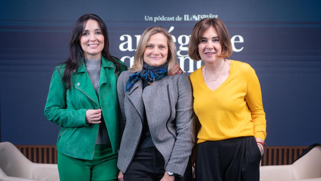 Cruz Sánchez de Lara y Charo Izquierdo, presentadoras del pódcast, junto a la directora general de la Fundación Pequeño Deseo.