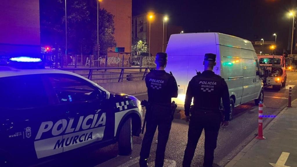 Una patrulla de la Policía Local en un servicio nocturno en Murcia.