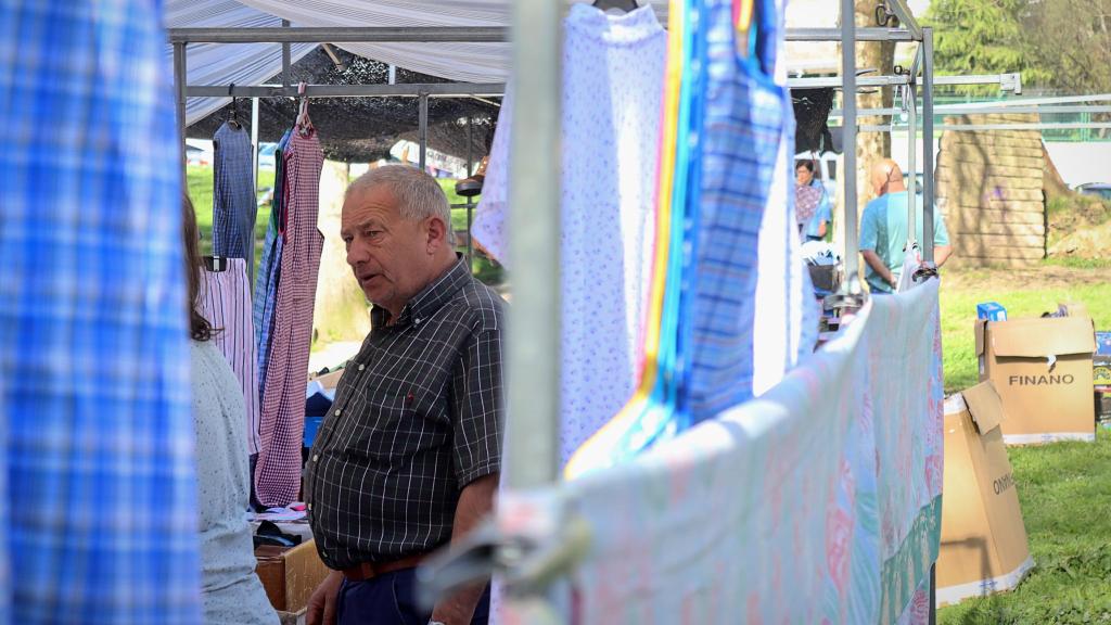 Un feriante en su puesto del mercadillo de Coia