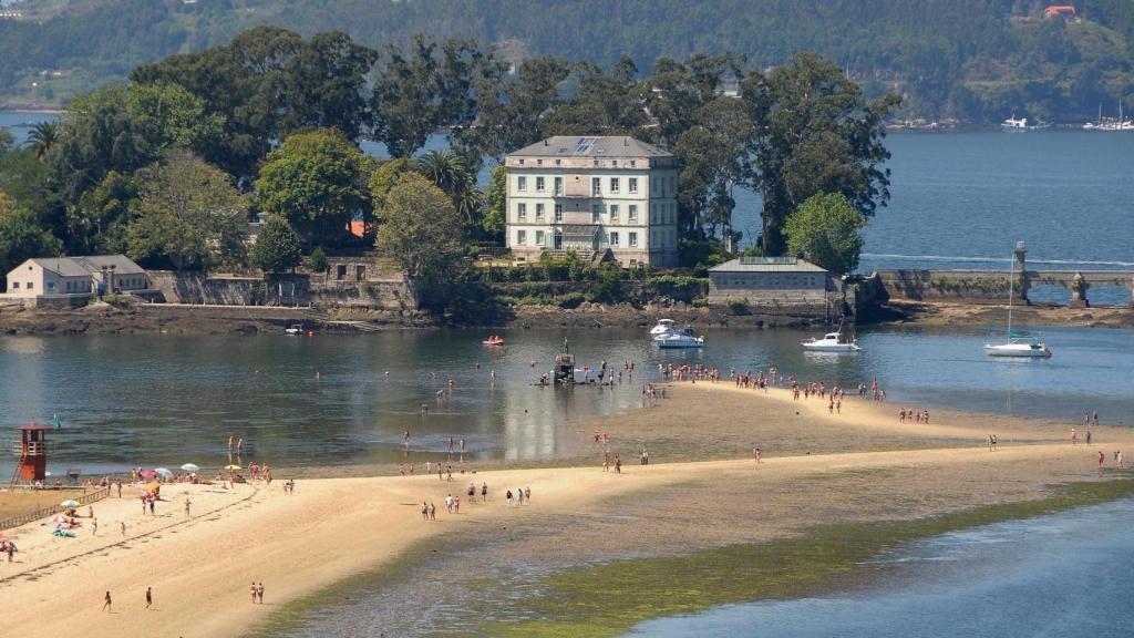 Marea baja en la playa de Cesantes con la isla de San Simón