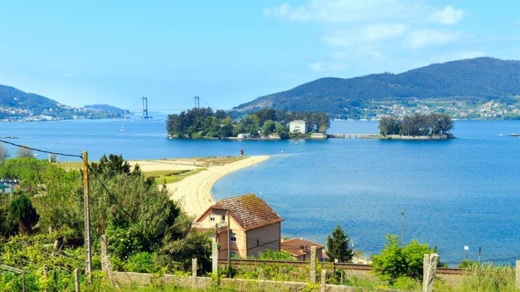 La isla de San Simón y el Puente de Rande desde una parroquia de Redondela (Pontevedra)