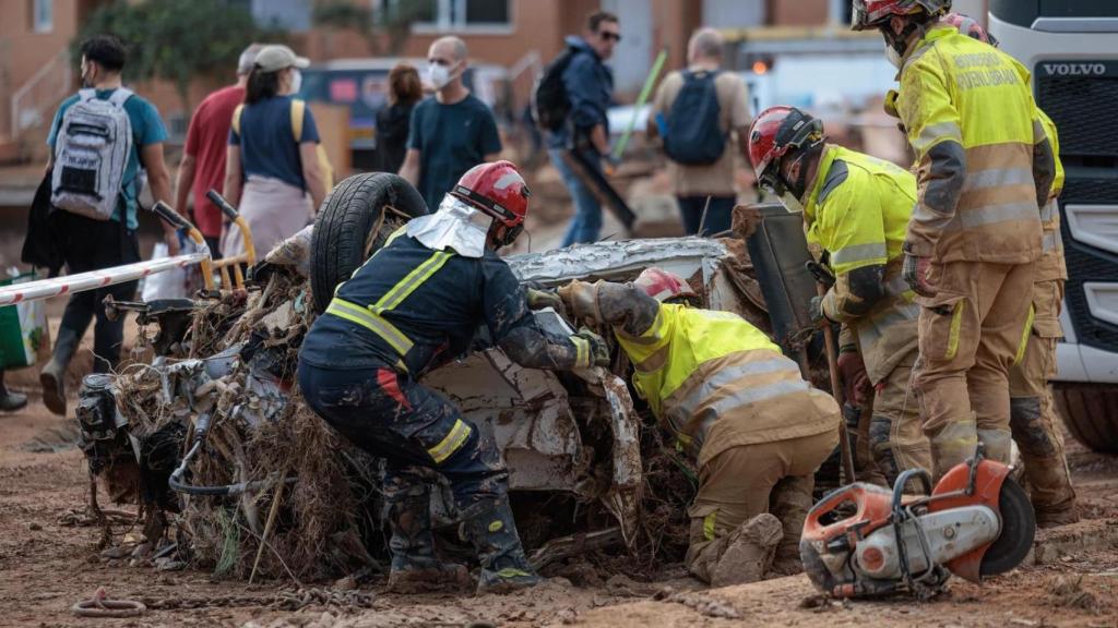Fuerzas y cuerpos de seguridad ayudan tras la dana. Biel Aliño/EFE