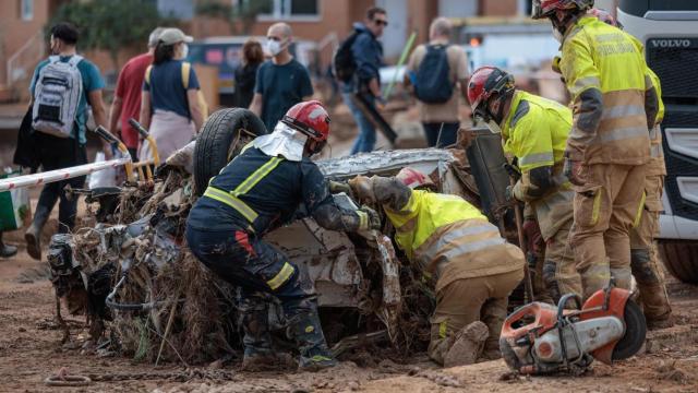 Fuerzas y cuerpos de seguridad ayudan tras la dana. Biel Aliño/EFE