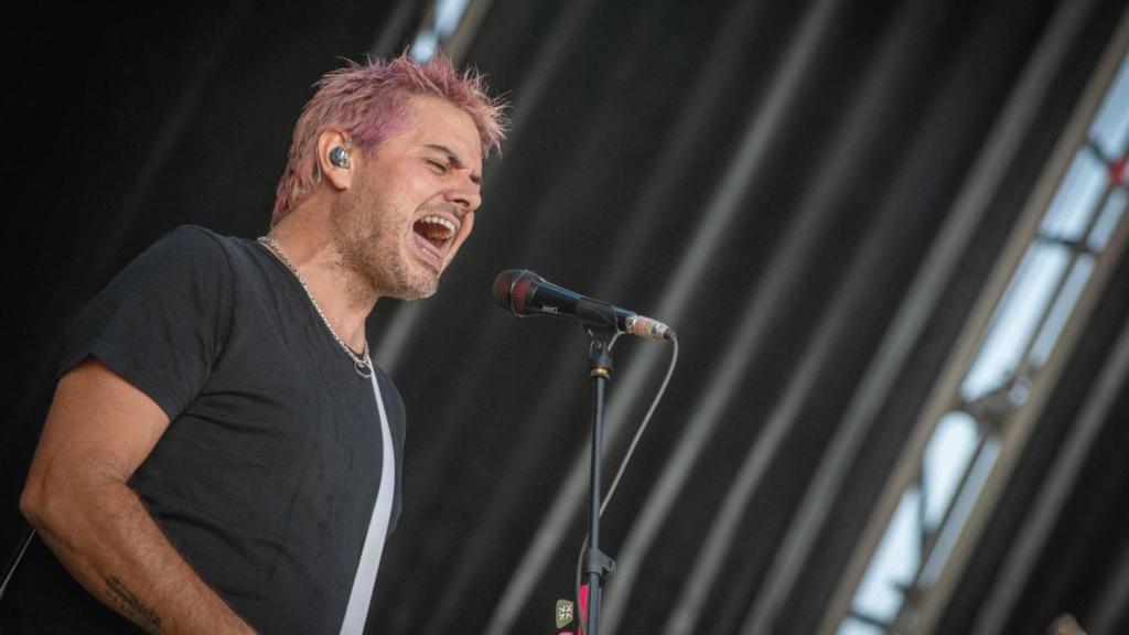 Dani, de Despistaos, cantando en un concierto.