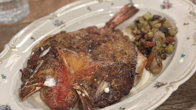 El restaurante menorquín donde el pescado se cocina como si fuera una hamburguesa smash
