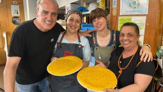 A la derecha, Javi y Loli, los propietarios, junto con parte del equipo