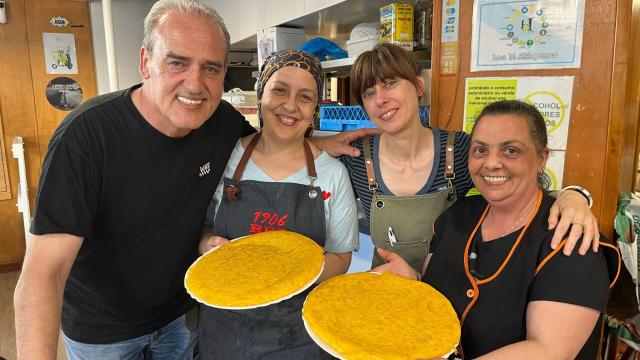 A la derecha, Javi y Loli, los propietarios, junto con parte del equipo