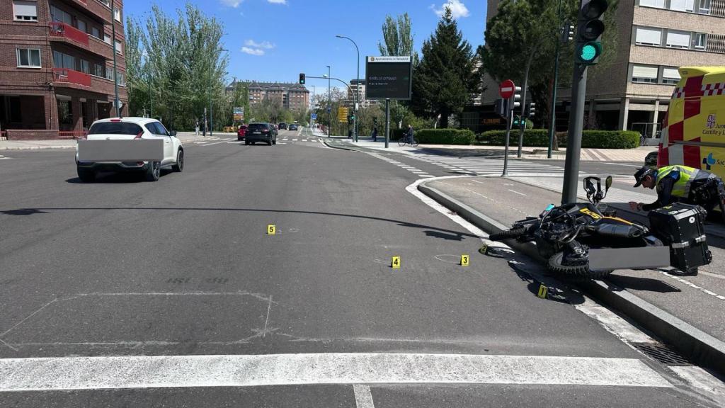 La Policía de Valladolid actuando en la Avenida Gloria Fuertes donde ha tenido lugar uno de los accidentes